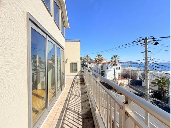 LDKからは素敵な海を一望する素敵なバルコニーへ