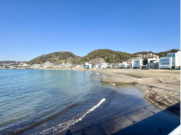 朝も夕も、思い立ったらすぐ海へ。日常に波音がある距離感。