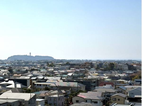 江ノ島をしっかりと眺め、海を水平線に眺めます。