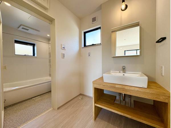 造作の洗面台が目を引く水回り！