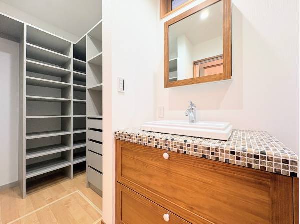 収納豊富なサニタリールーム