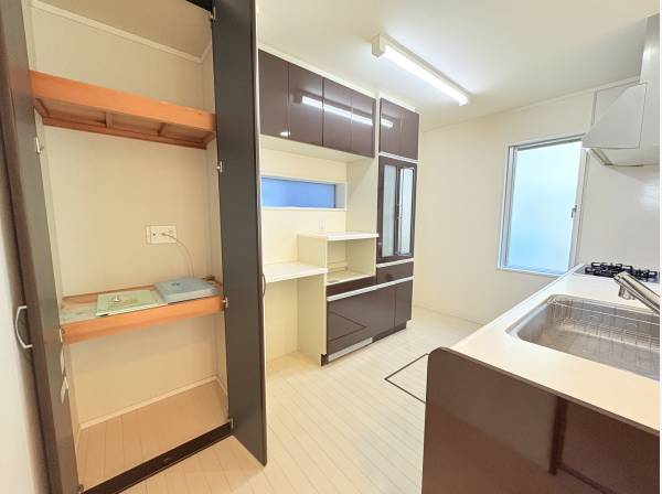 キッチンには備蓄庫もあります。