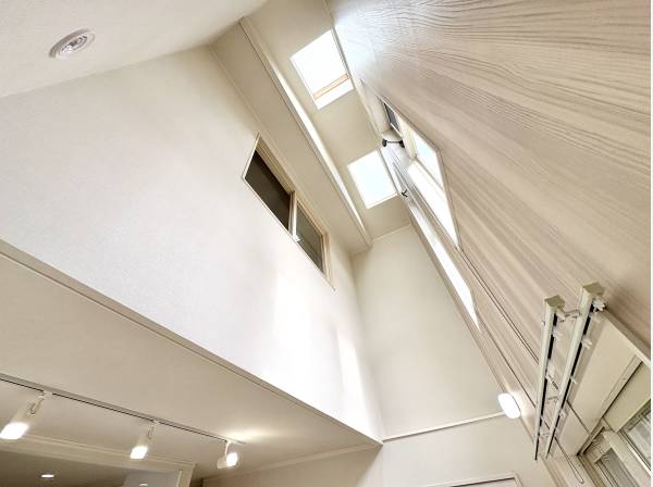 吹き抜けで光が落ちてくる開放感