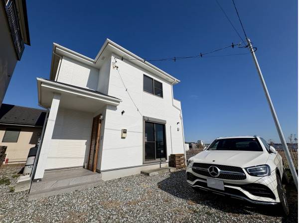 青空に映える白を基調として塗り替えられたお家です♪　