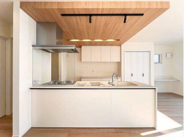 洗練感を醸し出すウッドの折り下げ天井が空間を緩やかに仕切る