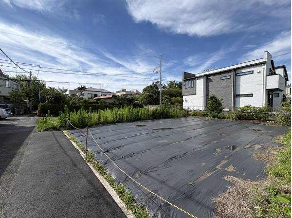 日当たり良好な南道路に面した土地です。