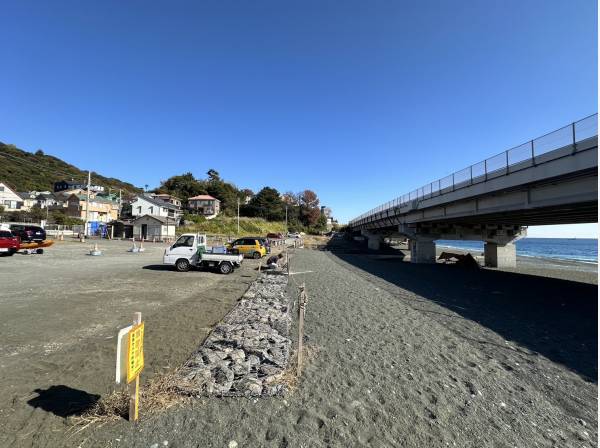 敷地より川沿いを歩いて砂浜へ