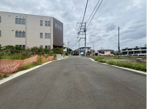 前面道路も広々としています