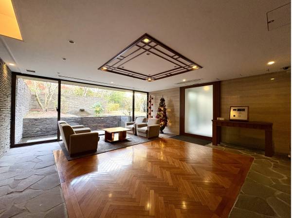 ホテルライクな内廊下設計、写真はエントランス共用部です。