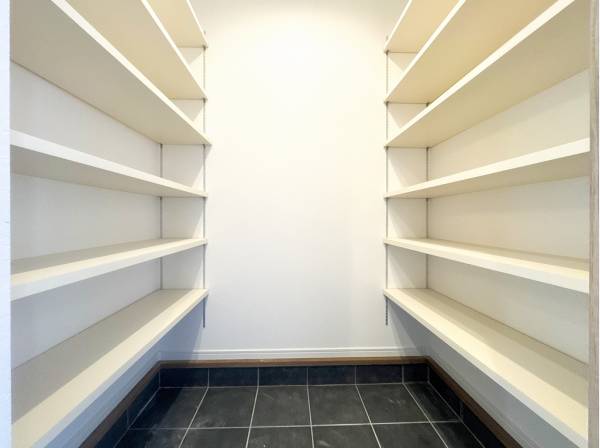 ベビーカーやサーフボードを入れられるほどの奥行きがあるSIC