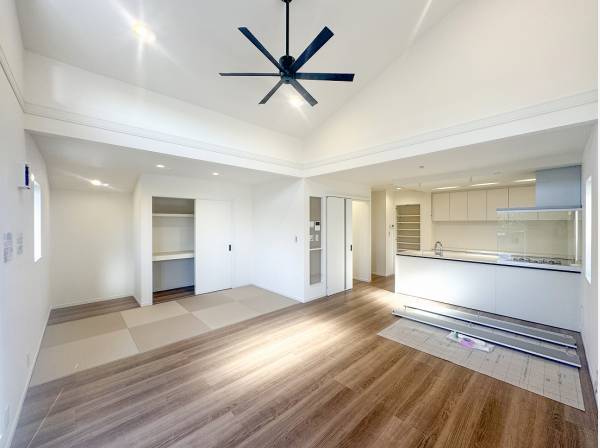 シーリングファンが大人かっこいいLDKにはモダンな畳コーナーが隣接