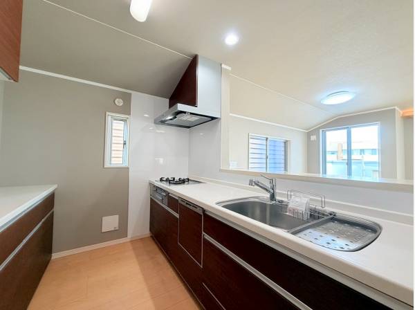 対面式のシステムキッチン、背面にはカップボードもございます