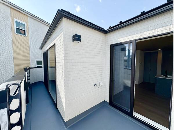 バルコニーは広々としており、日当たり・風通し良好！