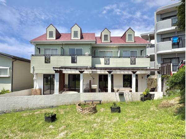 建物の東側が抜けており陽当たりが良く心地よい風を感じるロケーション