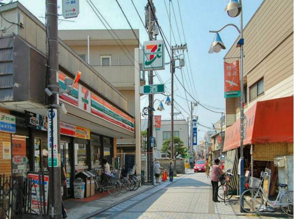 駅前にはローカルな商店街が広がる「鵠沼海岸」駅まで徒歩７分