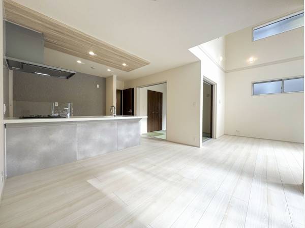 射し込む光が白いクロスに反射して空間の広さをより感じられます