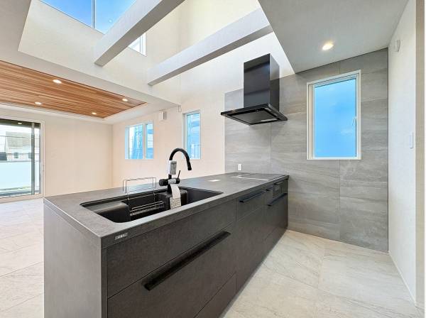 セラミックトップカウンターが魅力のキッチン