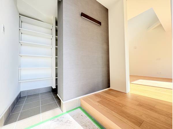 南向きで明るい玄関ホール