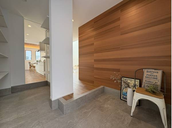 サーフボードやアウトドア用品も気兼ねなく持ち込める、土間のようなゆとり