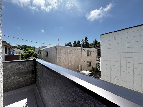 ワイドバルコニーもゆったりとした広さ