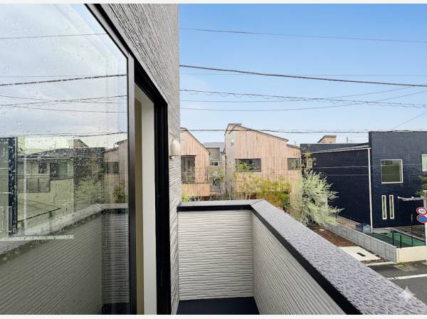 陽当たりの良い南西向きのバルコニー