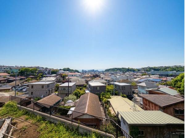 街並みの先にきらめく海が寄り添います