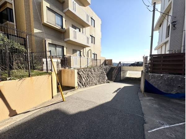 この先に逗子の海が広がる心地よいアプローチ