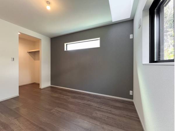 空を切り取ったような天窓から光が降り注ぐ洋室