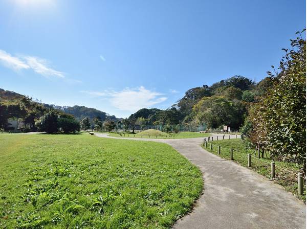 永福寺跡まで徒歩9分（約700m）
