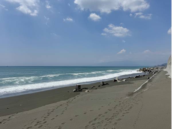 広い砂浜が続く、二宮の美しい海岸（約300m）