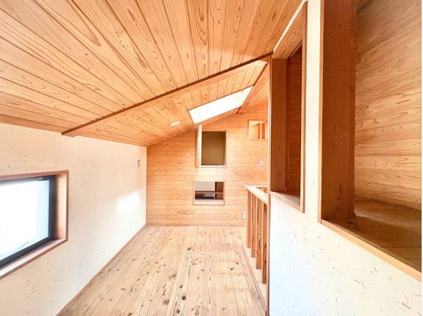 隠れ家のようなワクワク感が広がる木の温もりに溢れた小屋裏部屋！