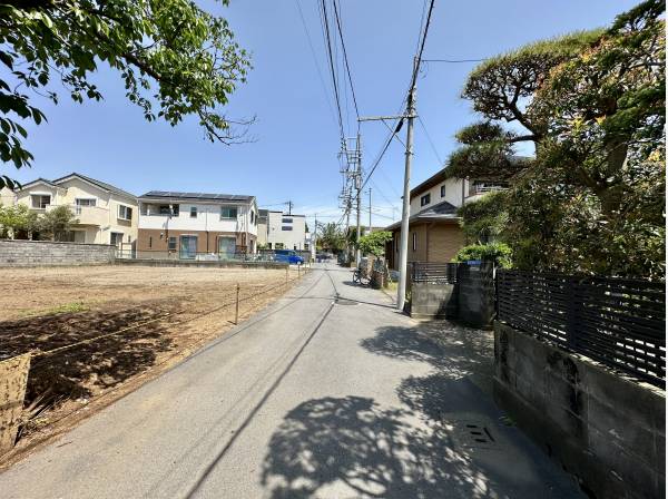 前面道路も広々/陽当り良好