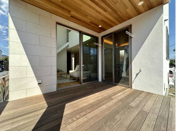 アウトドアリビングとして使える、天然木を使用したウッドデッキ