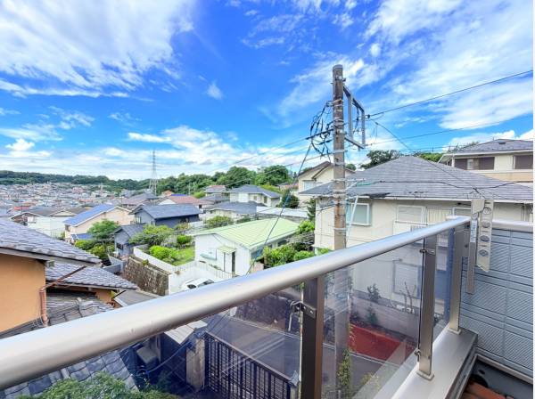 四季折々に移ろう景色、街並み、青空を一望