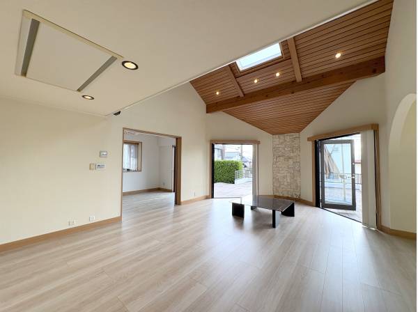 ダイナミックな吹抜リビングはＬＤＫで約３３帖の広さ