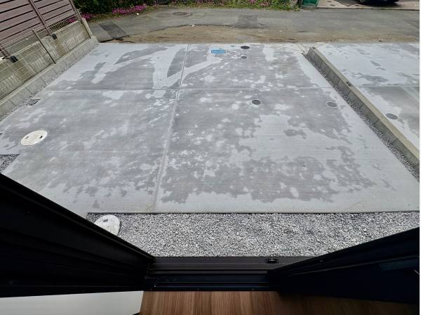 リビングからすぐに駐車場に出られます。便利ですね。