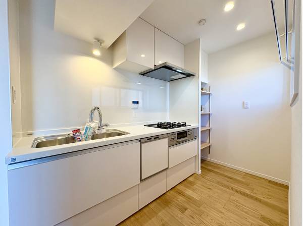 3口コンロ・食洗器付きのシステムキッチンに新調済み