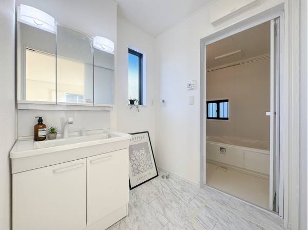 清潔感のある爽やかなサニタリー＆バスルーム