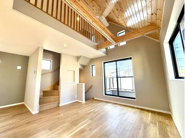 シーリングファンが優雅に回るリビングです。