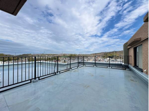 天気のいい日にはLDKの延長になるルーフバルコニー