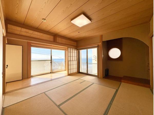 趣ある和室からも海を望みます。