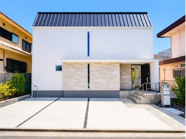 白を基調にした端正なファサード。街並みに映える上質なデザイン住宅。