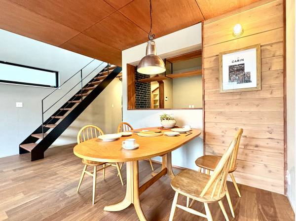 カフェのような空間のダイニングスペース