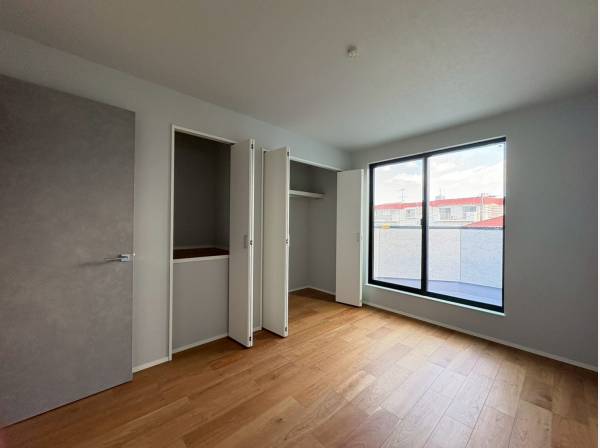 3階には収納スペースを備えた居室と2つのバルコニー