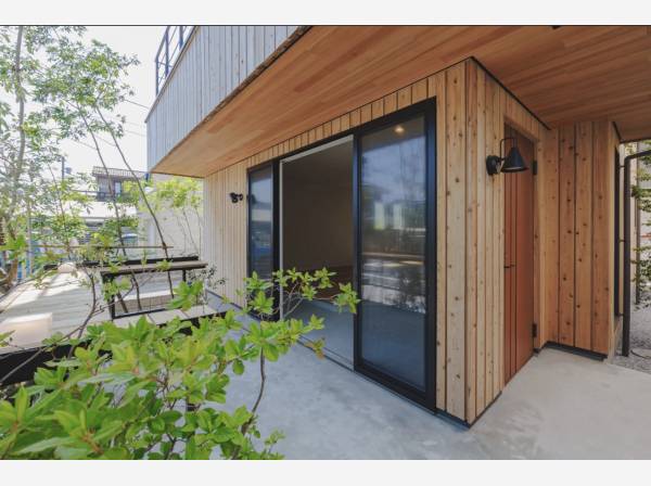 軒の深さが守る静かな半屋外空間