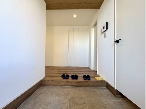 木目のあたたかさがやさしく迎え入れ毎日の始まりに穏やかな色を添える玄関