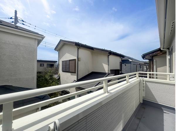 大きな寝具ものびのび干せそうなバルコニー