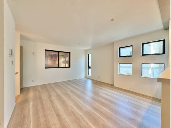 広いリビングは全部で16帖。