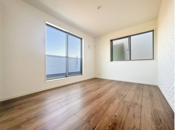 バルコニーに面した開放感のある洋室