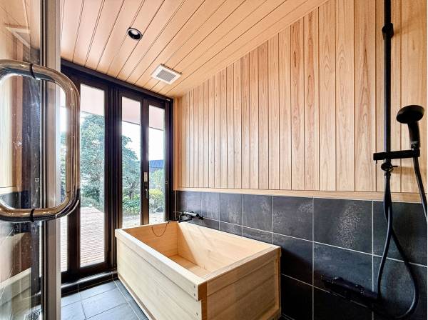 天然温泉を楽しめる檜風呂はオープンエアにもなるようです